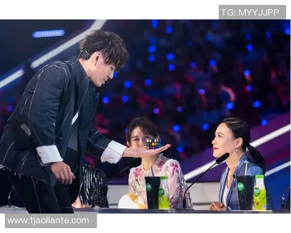 足球明星挑战魔方技巧展现超凡智慧与运动魅力的精彩瞬间