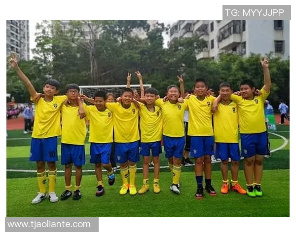 幼儿与足球明星亲密合影展现梦想与希望的美好瞬间